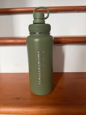 lululemon 32 oz Matte Olive Green Insulated Bottle with Carry Lid